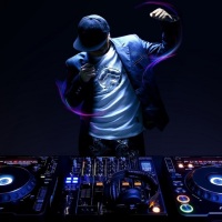 Mengenal DJ (Disc Jockey) dan Alat Musiknya